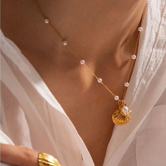 Anthropologie Jewelry - Seashell gold necklace M346